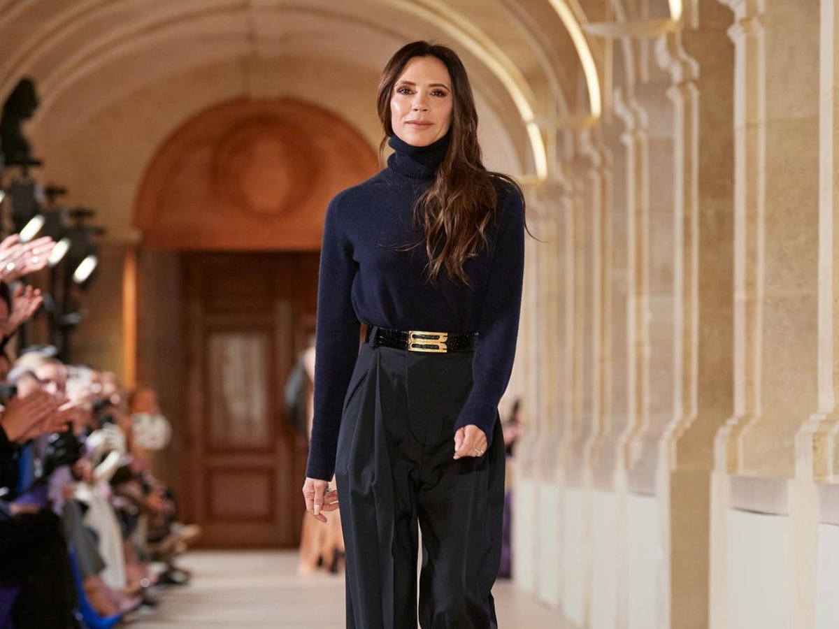 Victoria Beckham: Φωτογραφίζεται με το αγαπημένο κομμάτι από την νέα της συλλογή