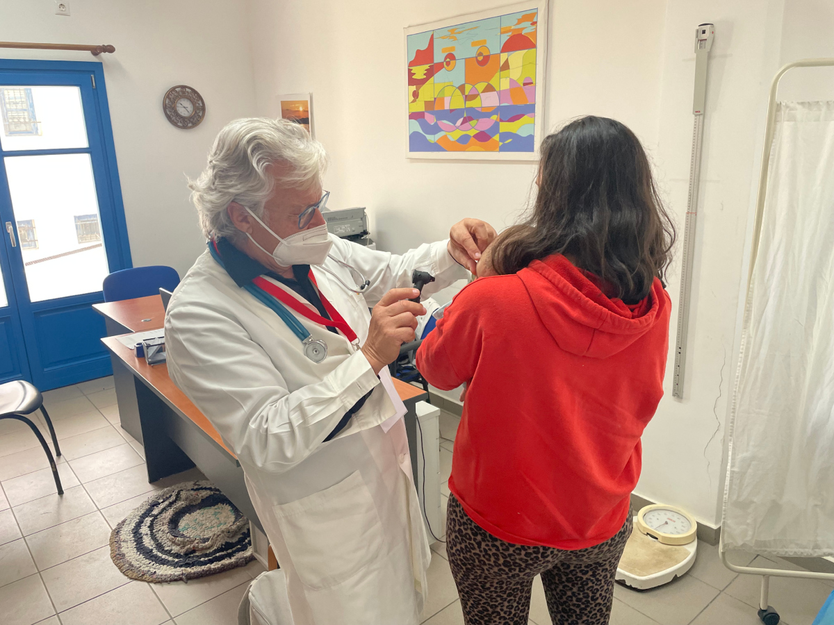 Ο παιδίατρος Σπύρος Μαζάνης βρέθηκε στην Αμοργό για τον δωρεάν εμβολιασμό των παιδιών