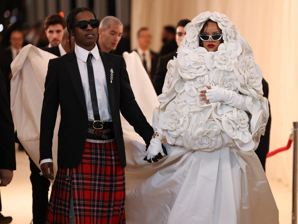 Met Gala 2023: Rihanna και Asap Rocky έκαναν μία επική εμφάνιση στο κόκκινο χαλί