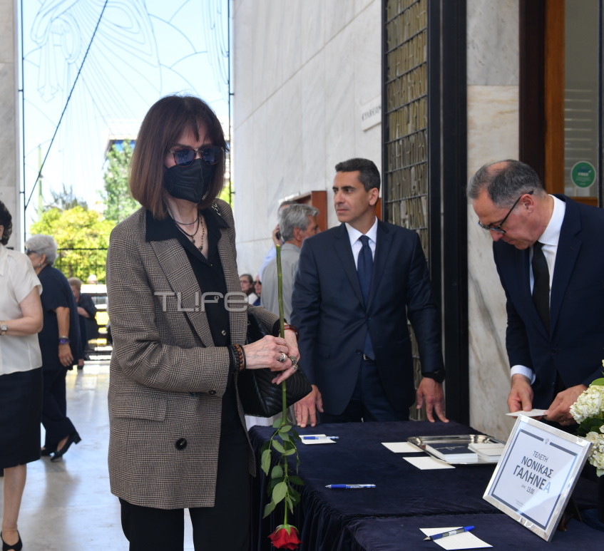 Νόνικα Γαληνέα: Το τελευταίο αντίο στο Α' Νεκροταφείο Αθηνών - Συντετριμμένες οι κόρες της