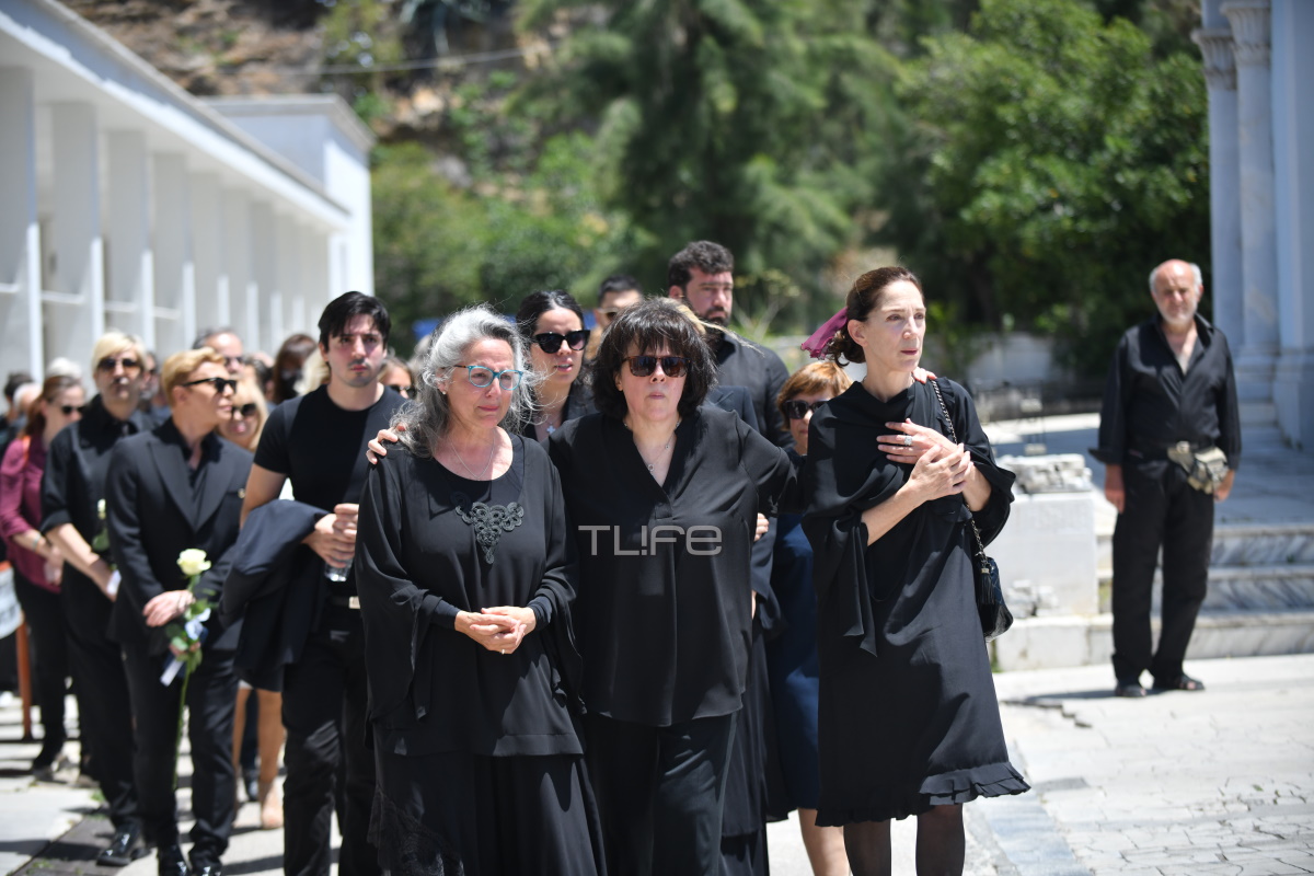 Νόνικα Γαληνέα: Το τελευταίο αντίο στο Α' Νεκροταφείο Αθηνών - Συντετριμμένες οι κόρες της