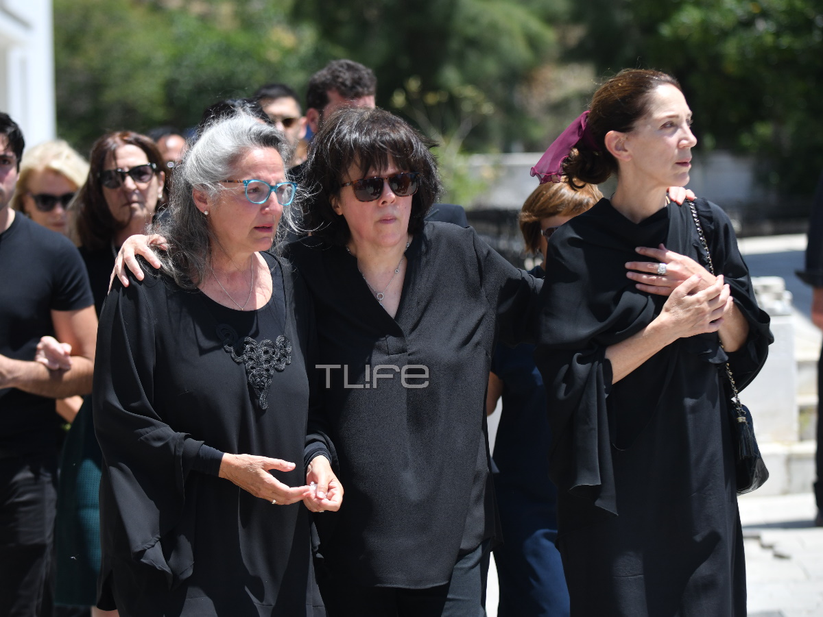 Κηδεία Νόνικας Γαληνέα: Θλίψη στο τελευταίο «αντίο» – Συντετριμμένες οι κόρες της