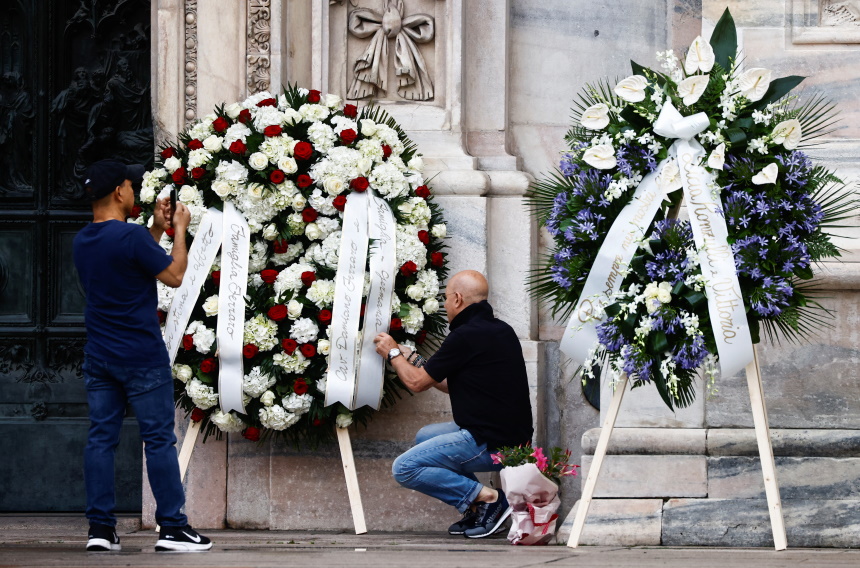 Κηδεία Σίλβιο Μπερλουσκόνι: Πλήθος κόσμου στην πλατεία Ντουόμο του Μιλάνου για το τελευταίο αντίο