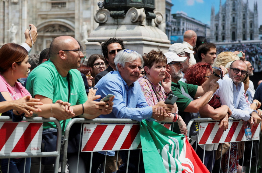 Κηδεία Σίλβιο Μπερλουσκόνι: Πλήθος κόσμου στην πλατεία Ντουόμο του Μιλάνου για το τελευταίο αντίο