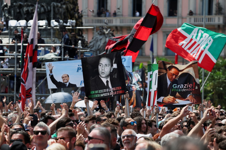 Κηδεία Σίλβιο Μπερλουσκόνι: Πλήθος κόσμου στην πλατεία Ντουόμο του Μιλάνου για το τελευταίο αντίο