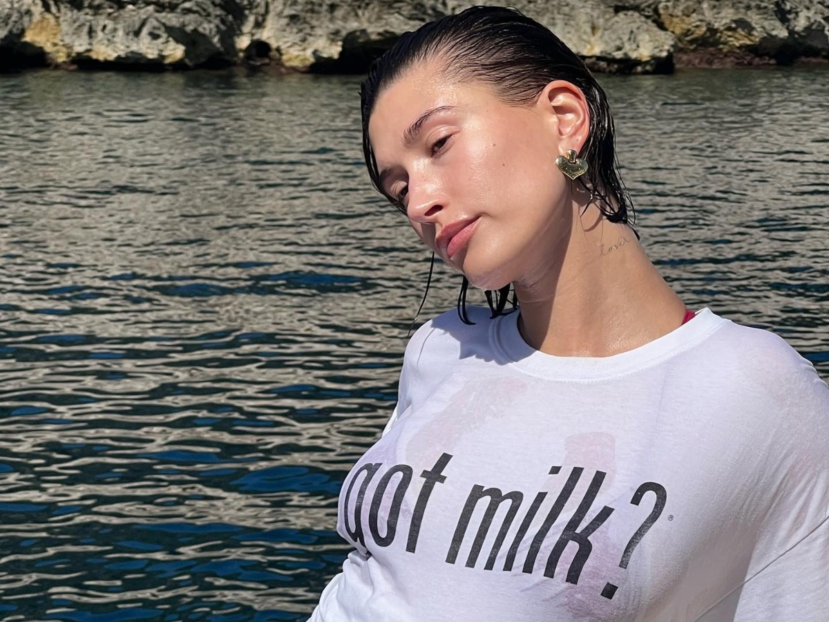 Hailey Bieber: Φόρεσε την πιο δροσερή απόχρωση σκιάς στα μάτια που θυμίζει θάλασσα