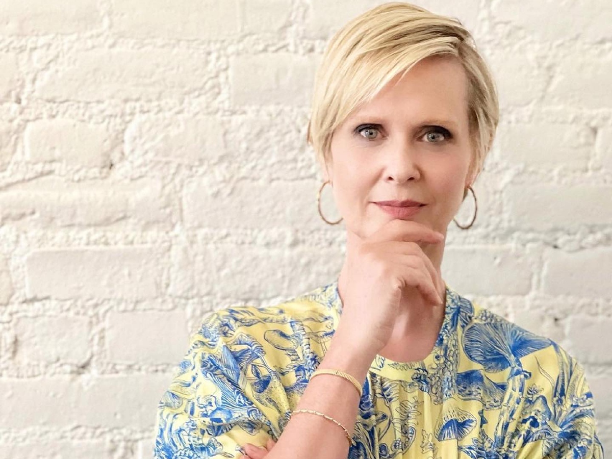 Cynthia Nixon: Με νέο κούρεμα και classy make up look είναι πανέτοιμη για τη νέα σεζόν του And Just Like That