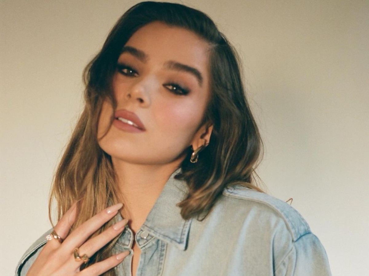 Hailee Steinfed: Το μανικιούρ της θυμίζει το αγαπημένο nude lip gloss