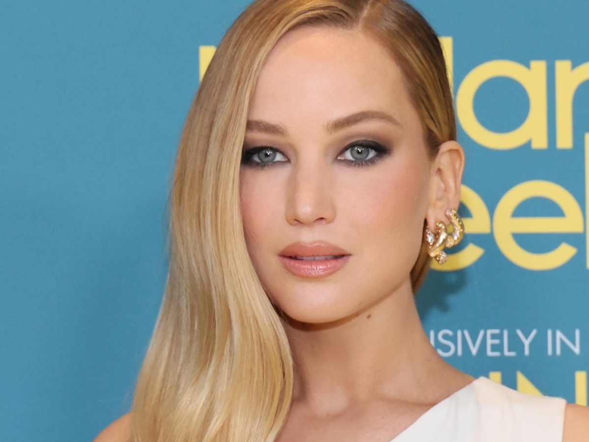 Jennifer Lawrence: Φόρεσε το κομψό αξεσουάρ που θα χρειαστείς αν έχεις μακριά μαλλιά