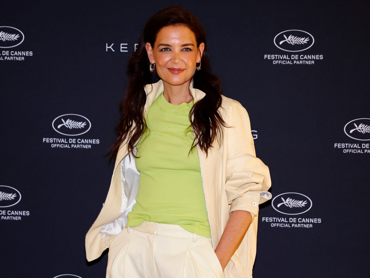 Katie Holmes: Θα σε πείσει να αφήσεις τα σπαστά σου μαλλιά φυσικά