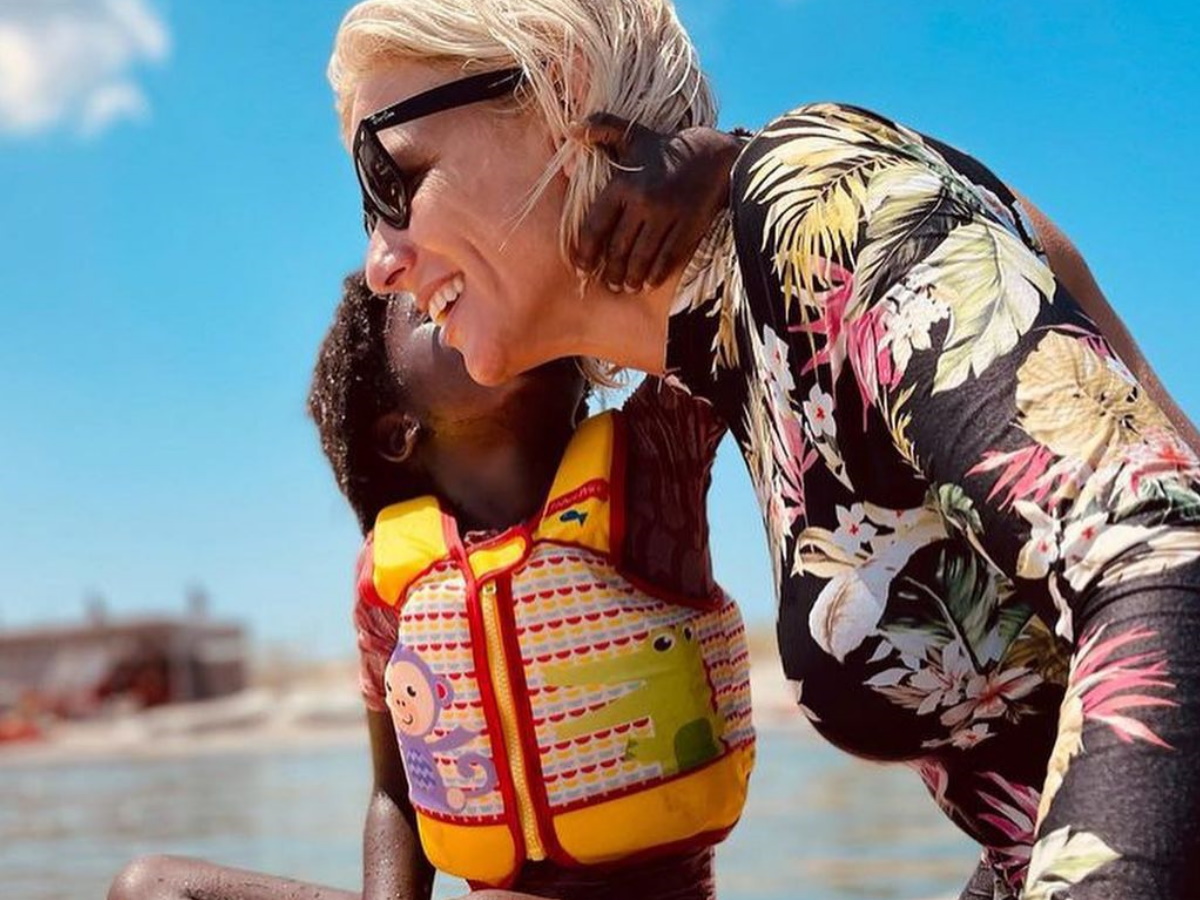 Χριστίνα Κοντοβά: Το φωτογραφικό άλμπουμ των διακοπών της με την Ada – Σερφ, ήλιος και διασκέδαση στην Λήμνο