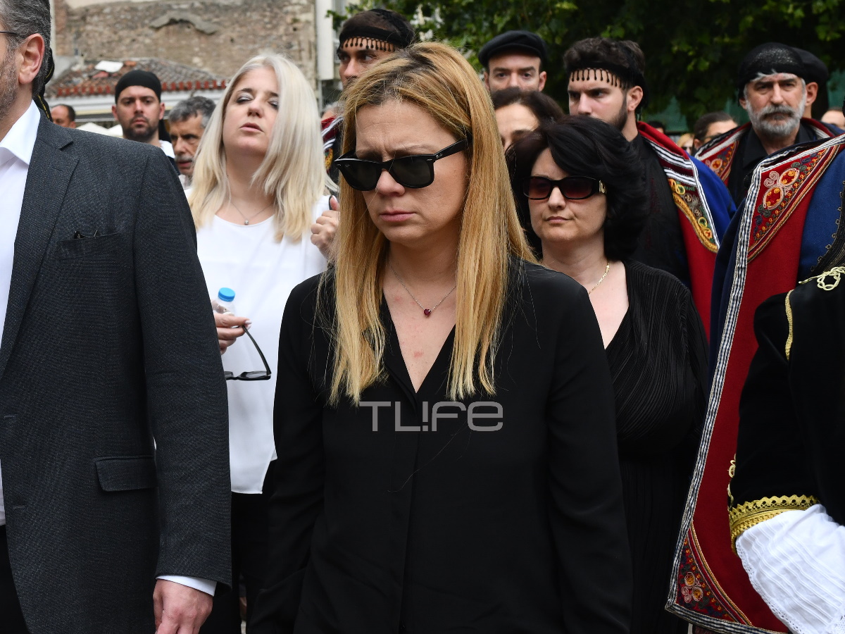 Κηδεία Γιάννη Μαρκόπουλου: Με δάκρυα στα μάτια η κόρη του, Ελένη Μαρκοπούλου