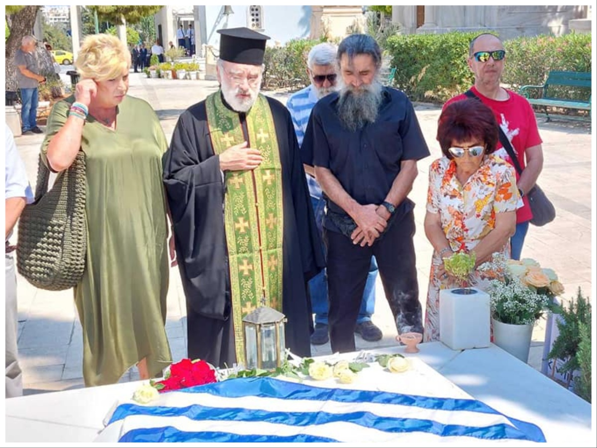 Δήμητρα Λιάνη: Στον τάφο του Ανδρέα Παπανδρέου, 27 χρόνια από τον θάνατό του – Φωτογραφίες