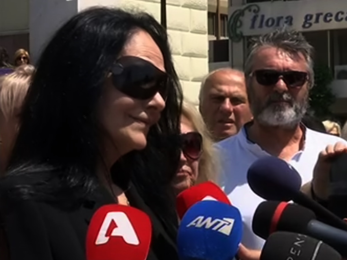 Κηδεία Γιάννη Φλωρινιώτη: Συγκινημένη η σύζυγός του Μάχη Φλωρινιώτη – «Ήμασταν μαζί από 17 χρονών»