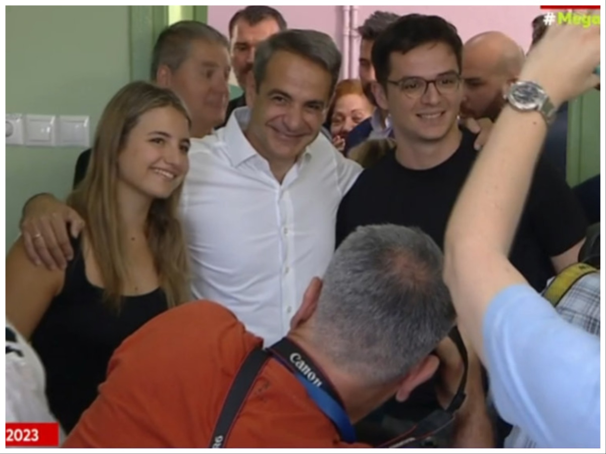 Εκλογές 2023: Ψήφισε ο Κυριάκος Μητσοτάκης – Αγκαλιά με τα παιδιά του, Δάφνη και Κωνσταντίνο