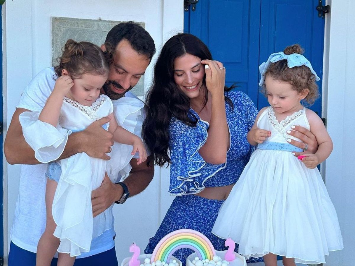Χριστίνα Μπόμπα – Σάκης Τανιμανίδης: Η νέα ζωή στην Αντίπαρο με τις δίδυμες κόρες τους! Φωτογραφίες