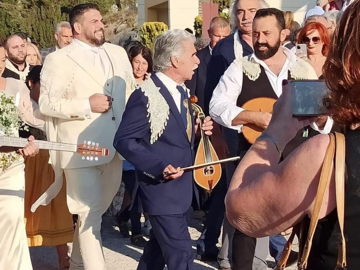 Βασίλης Σκουλάς: Ο αγαπημένος μουσικός πάντρεψε τον γιο του, Μιχάλη στην Κρήτη