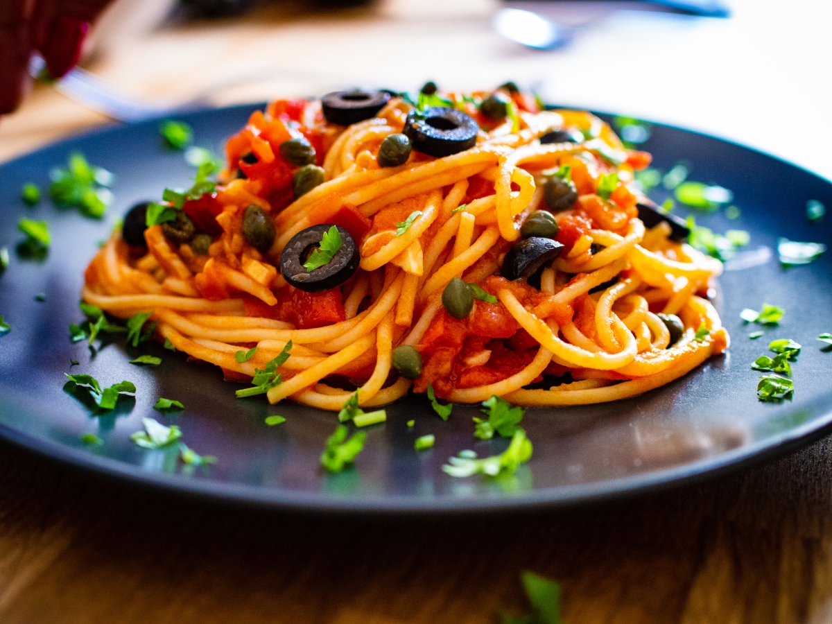 Συνταγή για spaghetti με ελιές και κάπαρη