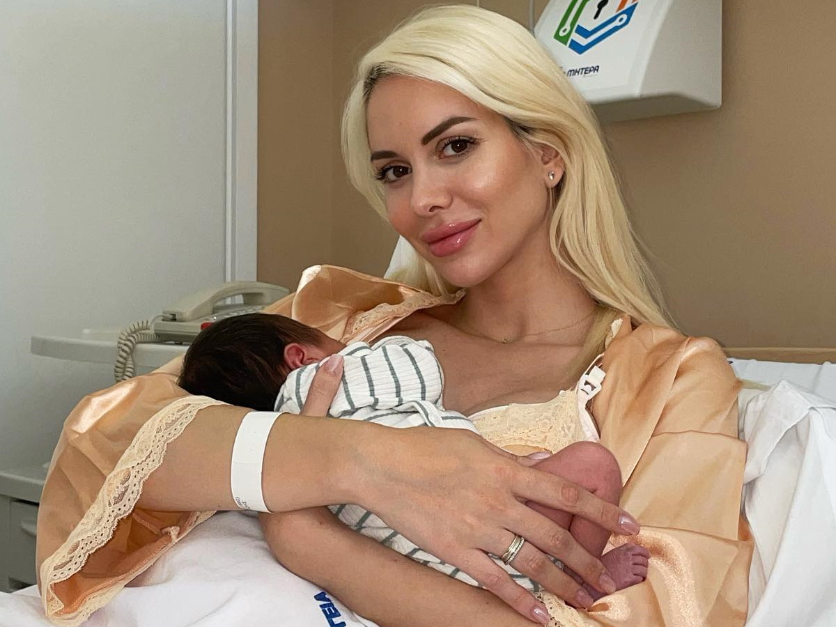 Τζούλια Κόλλια: Οι αδημοσίευτες φωτογραφίες από το μαιευτήριο με τον νεογέννητο γιο της – «Ο χρόνος έχει παγώσει»