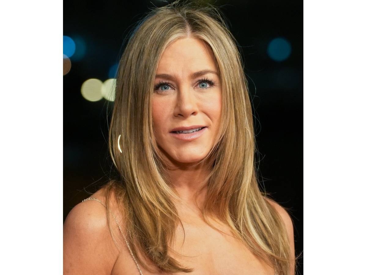 Jennifer Aniston: Ακολουθεί το παράδειγμα της Sarah Jessica Parker αποκαλύπτοντας τα λευκά στη ρίζα της