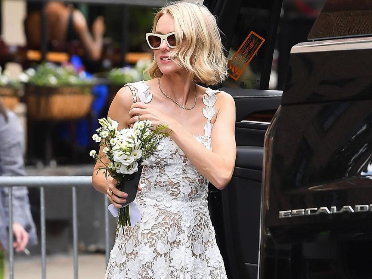Naomi Watts: Παντρεύτηκε τον αγαπημένο της με elegant φόρεμα Oscar de la Renta