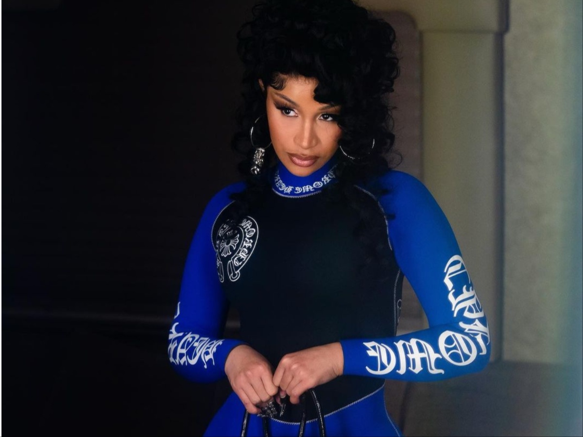 Cardi B: Πέταξε το μικρόφωνο σε θαυμαστή της την ώρα που ήταν πάνω στη σκηνή – Φωτογραφίες