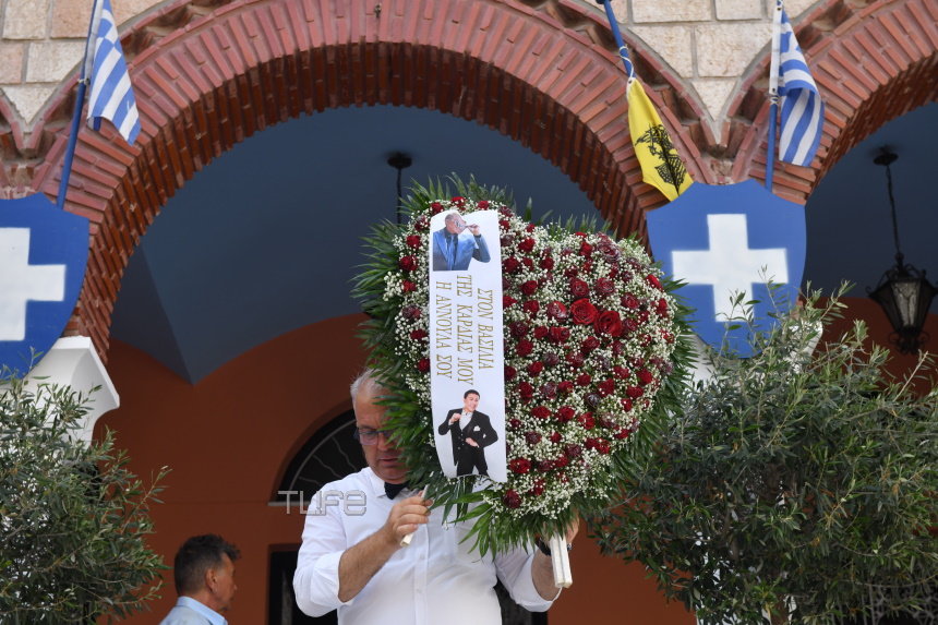 Γιάννης Φλωρινιώτης: Απαρηγόρητοι τα παιδιά και η σύζυγός του στο 40ημερο μνημόσυνο – Φωτογραφίες