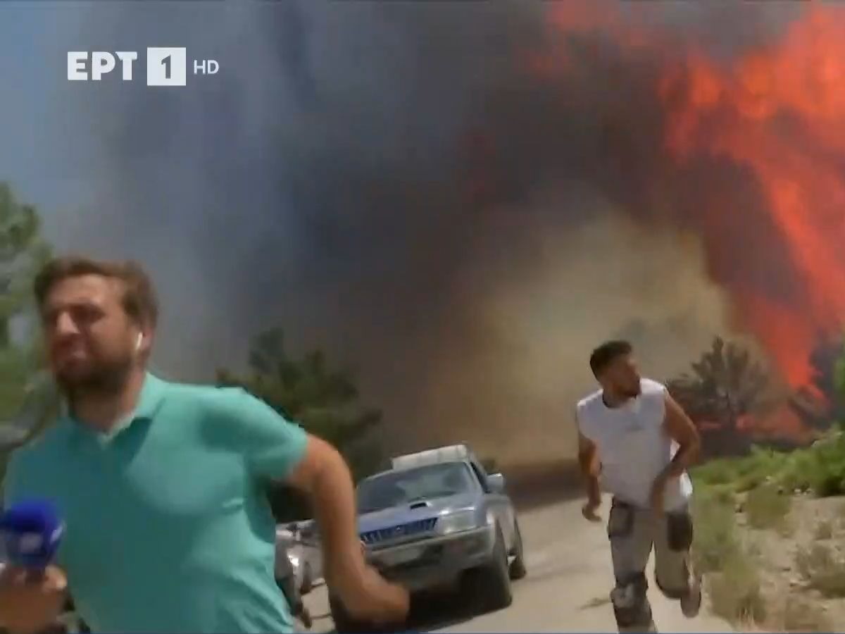 Φωτιά στη Ρόδο: Η στιγμή που συνεργείο της ΕΡΤ και εθελοντές τρέχουν για να σωθούν από τις φλόγες