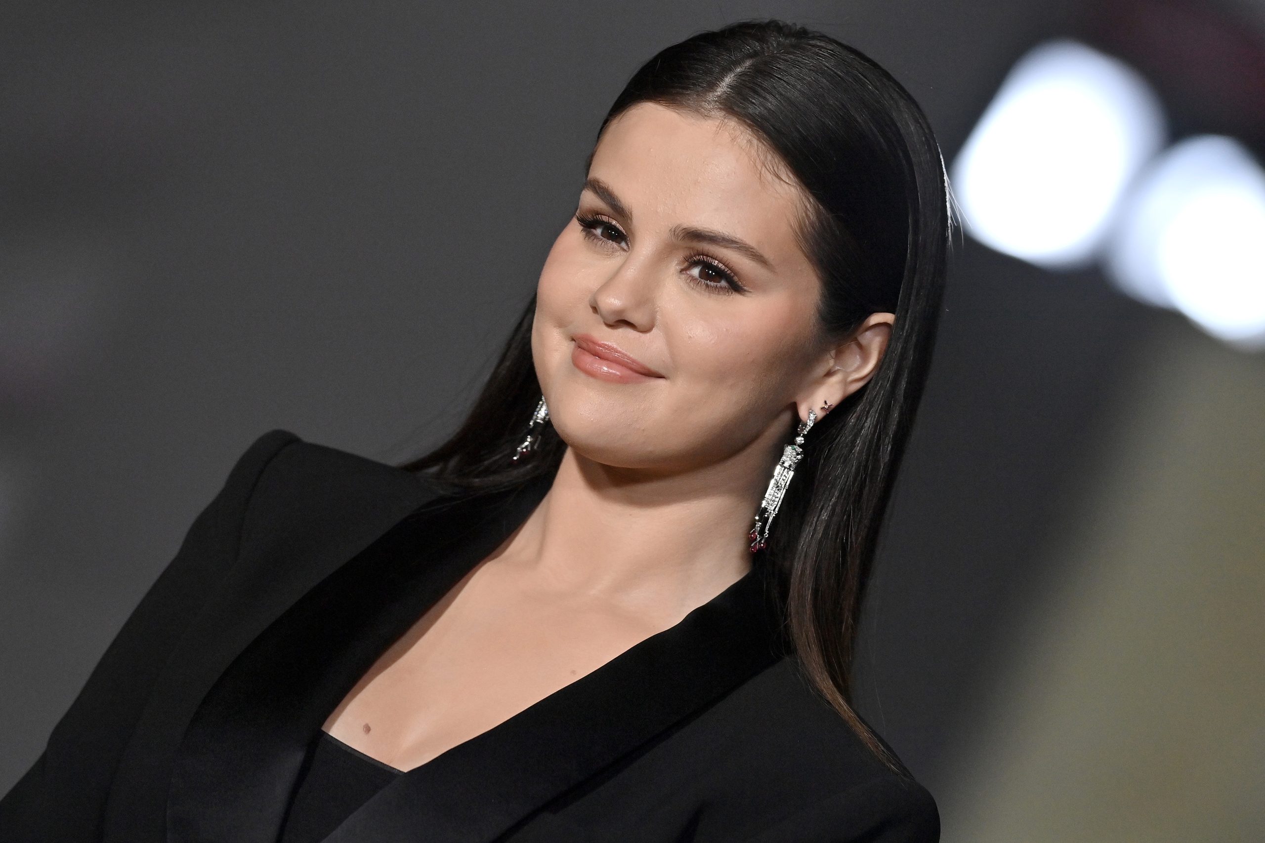 Selena Gomez: Με το 3D φόρεμά της, επιβεβαιώνει πως το corsage trend δεν έχει πει ακόμα την τελευταία του λέξη