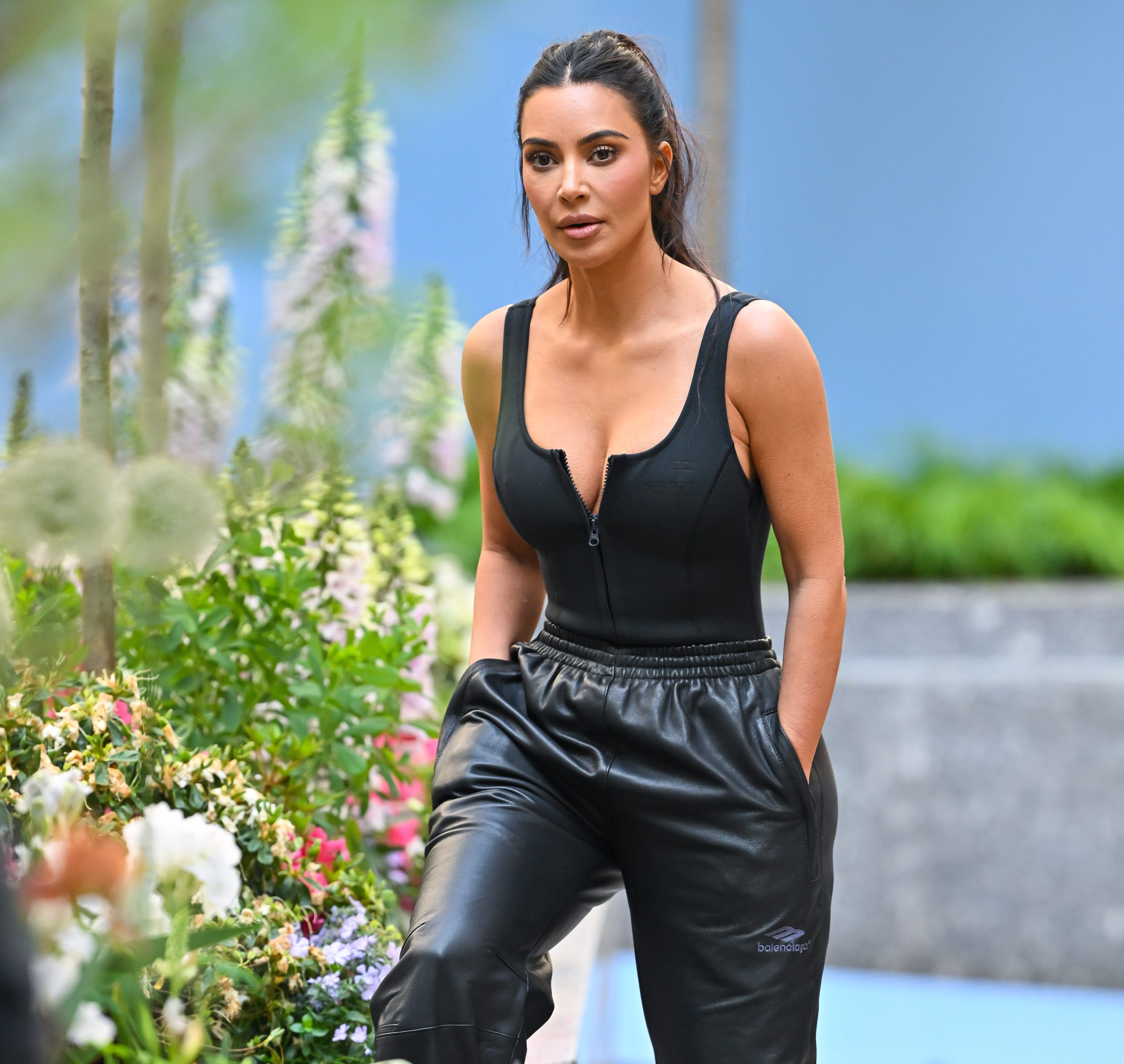Kim Kardashian: Δεν φαντάζεσαι πόσο κοστίζει η εξαιρετικά σπάνια Hermes που κρατούσε στην Ιαπωνία