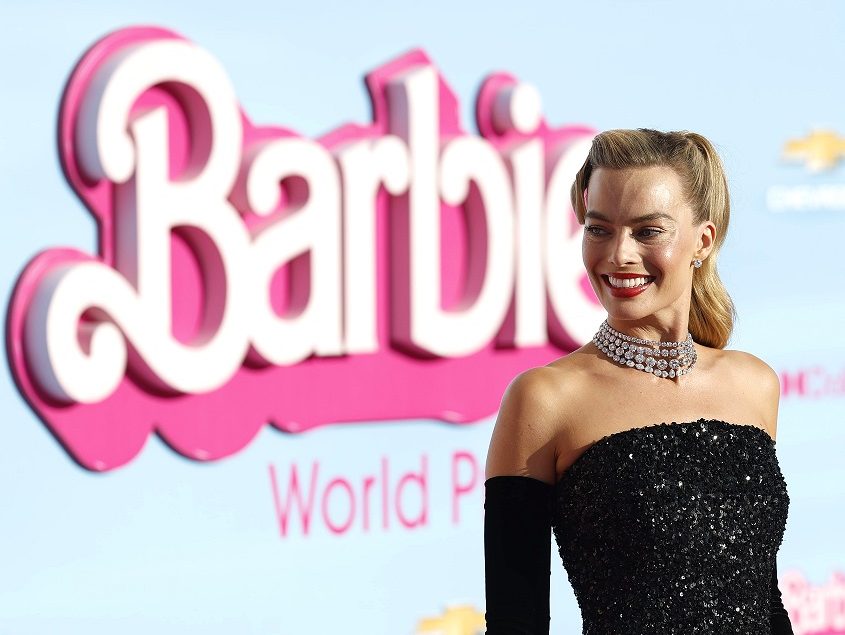 Margot Robbie: Kάνει την έκπληξη και δεν φοράει ροζ στην παγκόσμια πρεμιέρα της “Barbie”
