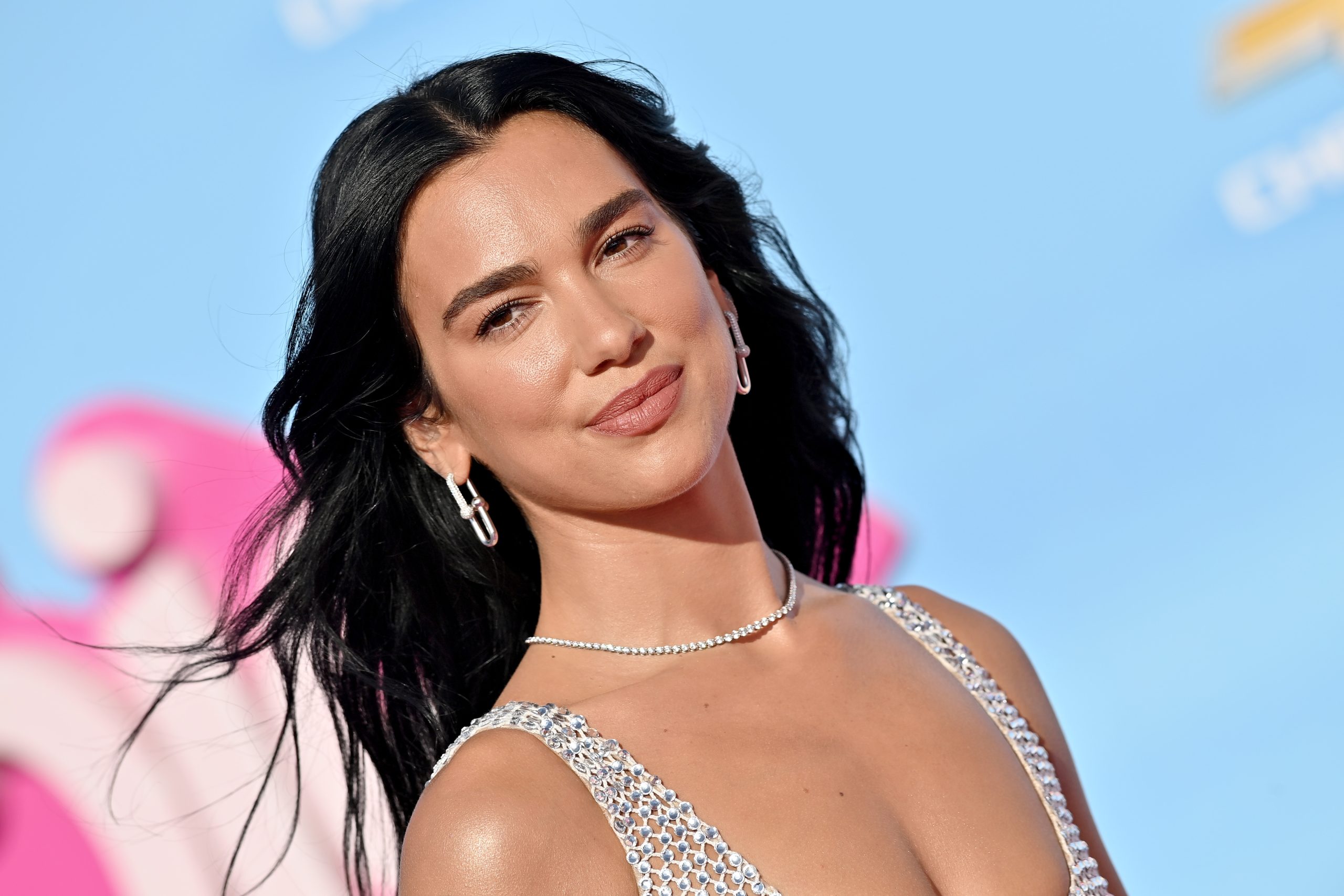 Dua Lipa: Κυκλοφορεί με δερμάτινες, knee-high μπότες μέσα στο κατακαλόκαιρο