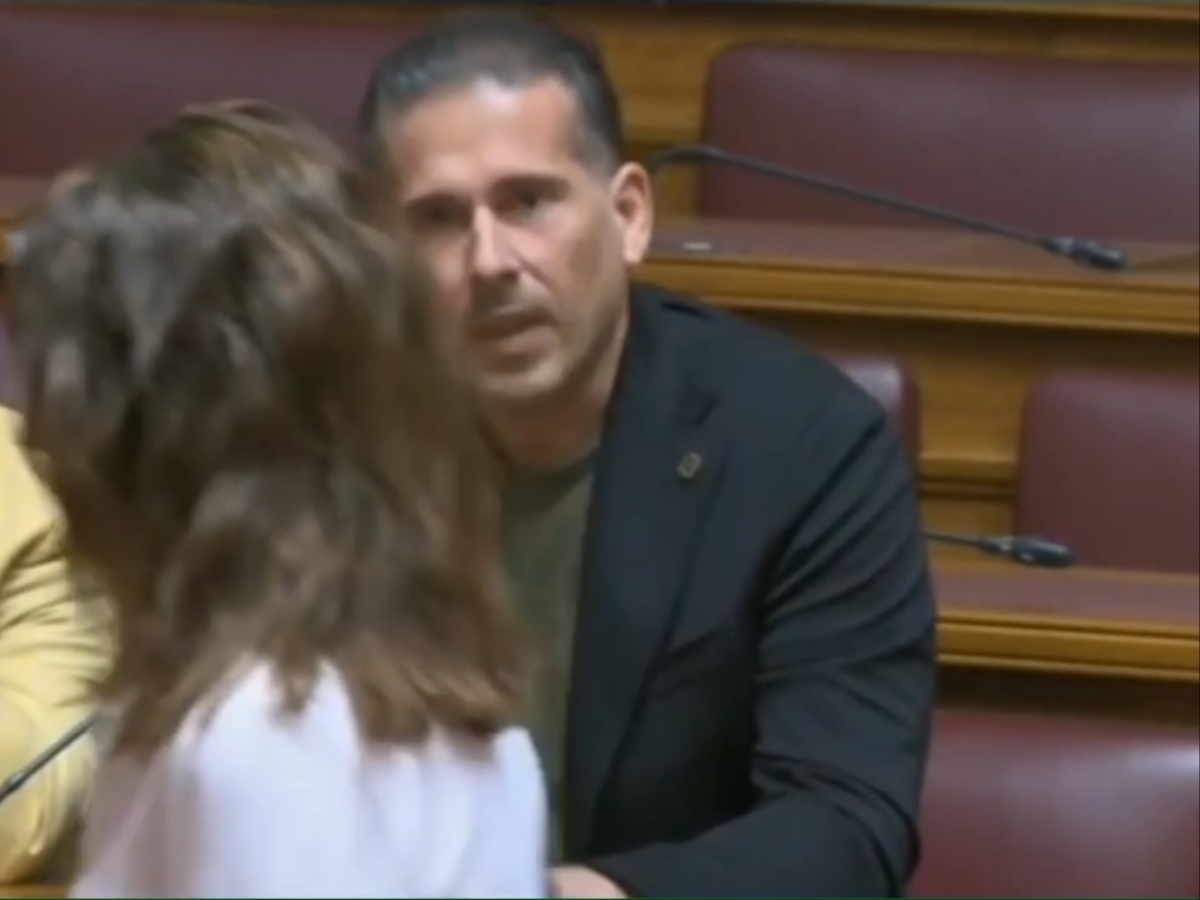 Διαμαντής Καραναστάσης: Η παρατήρηση που έκανε μέσα στη Βουλή σε άλλο μέλος – «Κάθεστε μπροστά στην κάμερα»