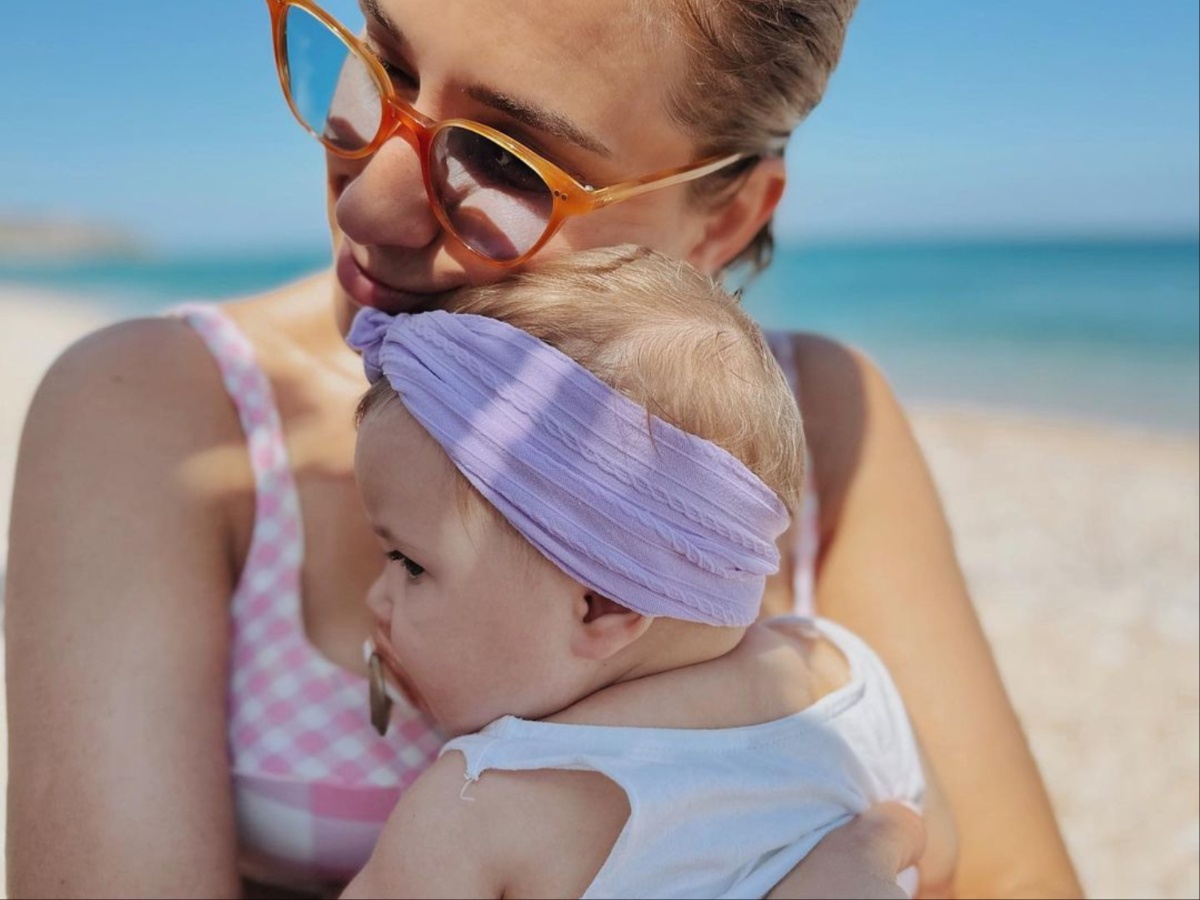 Αντιγόνη Ψυχράμη: Στην παραλία με την 8 μηνών κόρη της – Φωτογραφίες