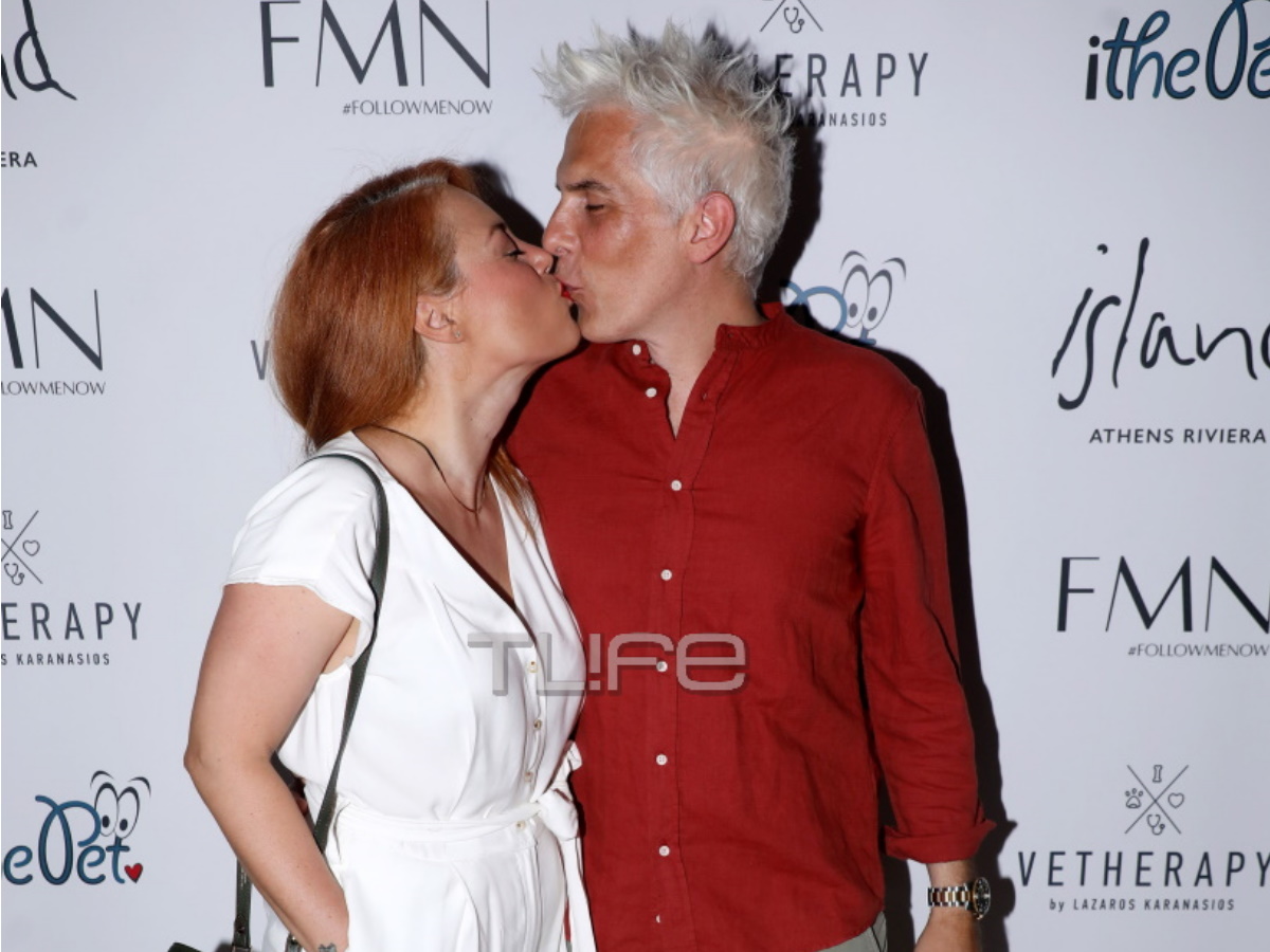 Άντα Λιβιτσάνου: Σπάνια δημόσια εμφάνιση με τον σύζυγό της και το φιλί στον φωτογραφικό φακό