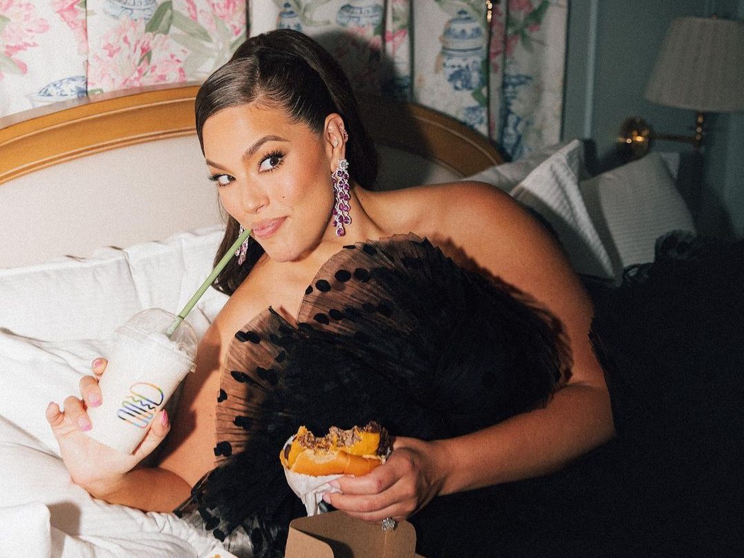 Ashley Graham: Το newspaper dress της μας θύμισε κάτι από Carrie Bradshaw