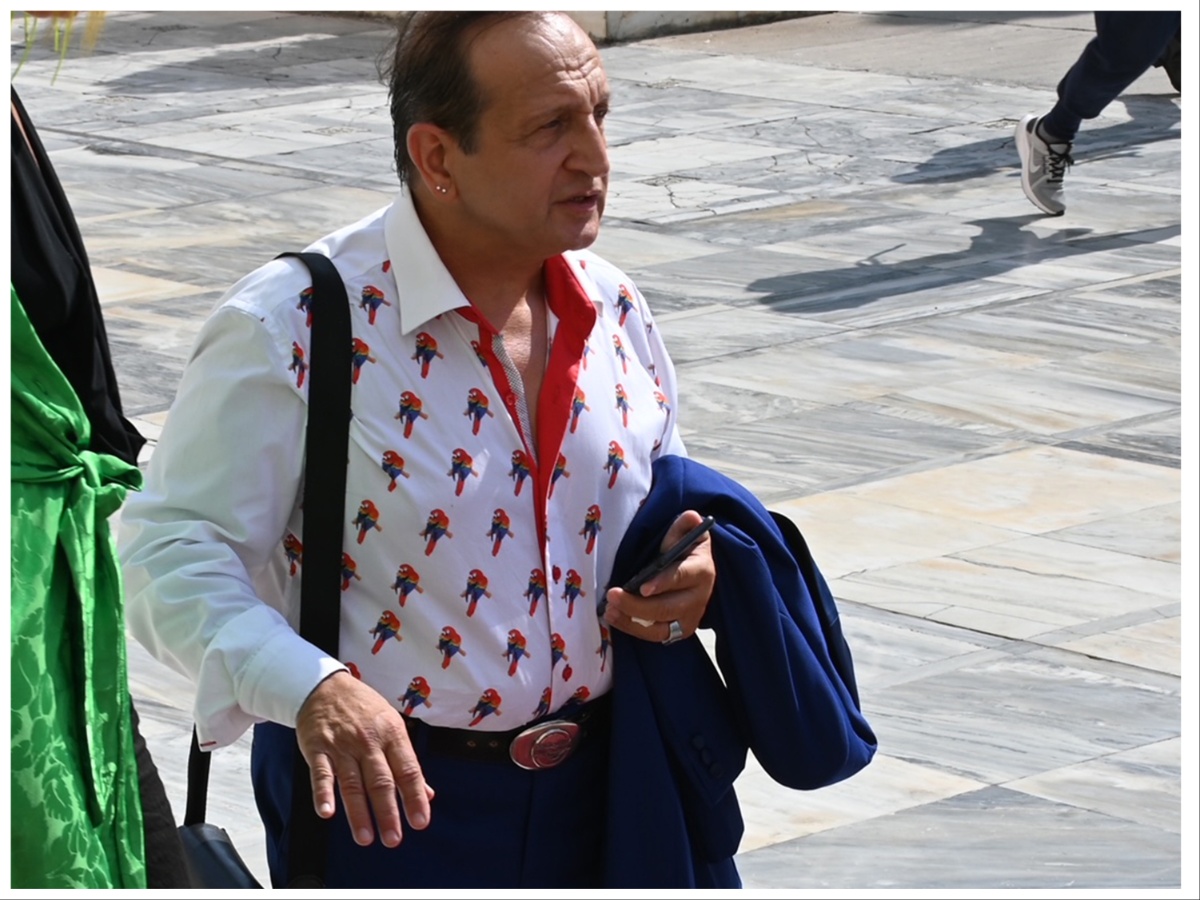 Σπύρος Μπιμπίλας: Απαντά για το πουκάμισο με τους παπαγάλους στη Βουλή – «Είναι δώρο»
