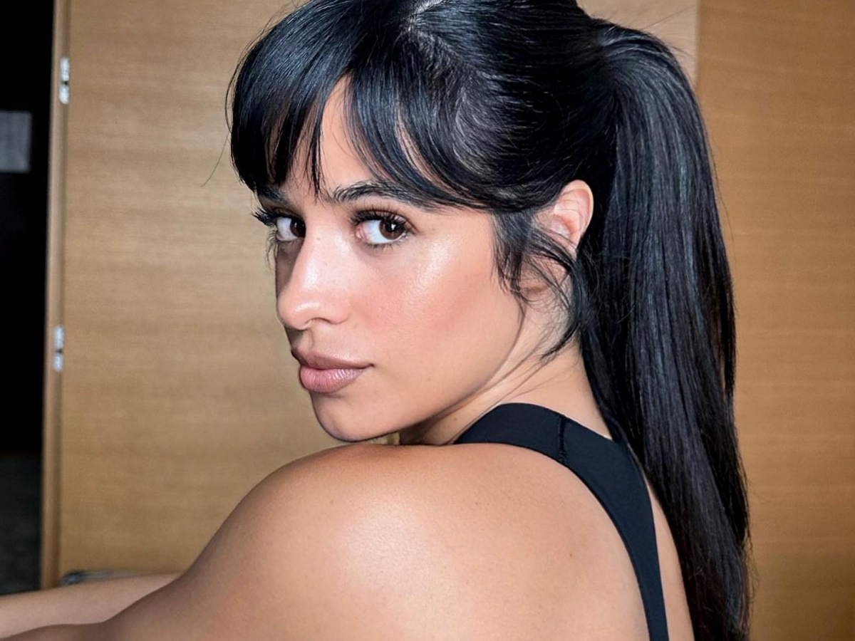 Camila Cabello: Το ρετρό hair accessory της είναι η επόμενη αγορά μας