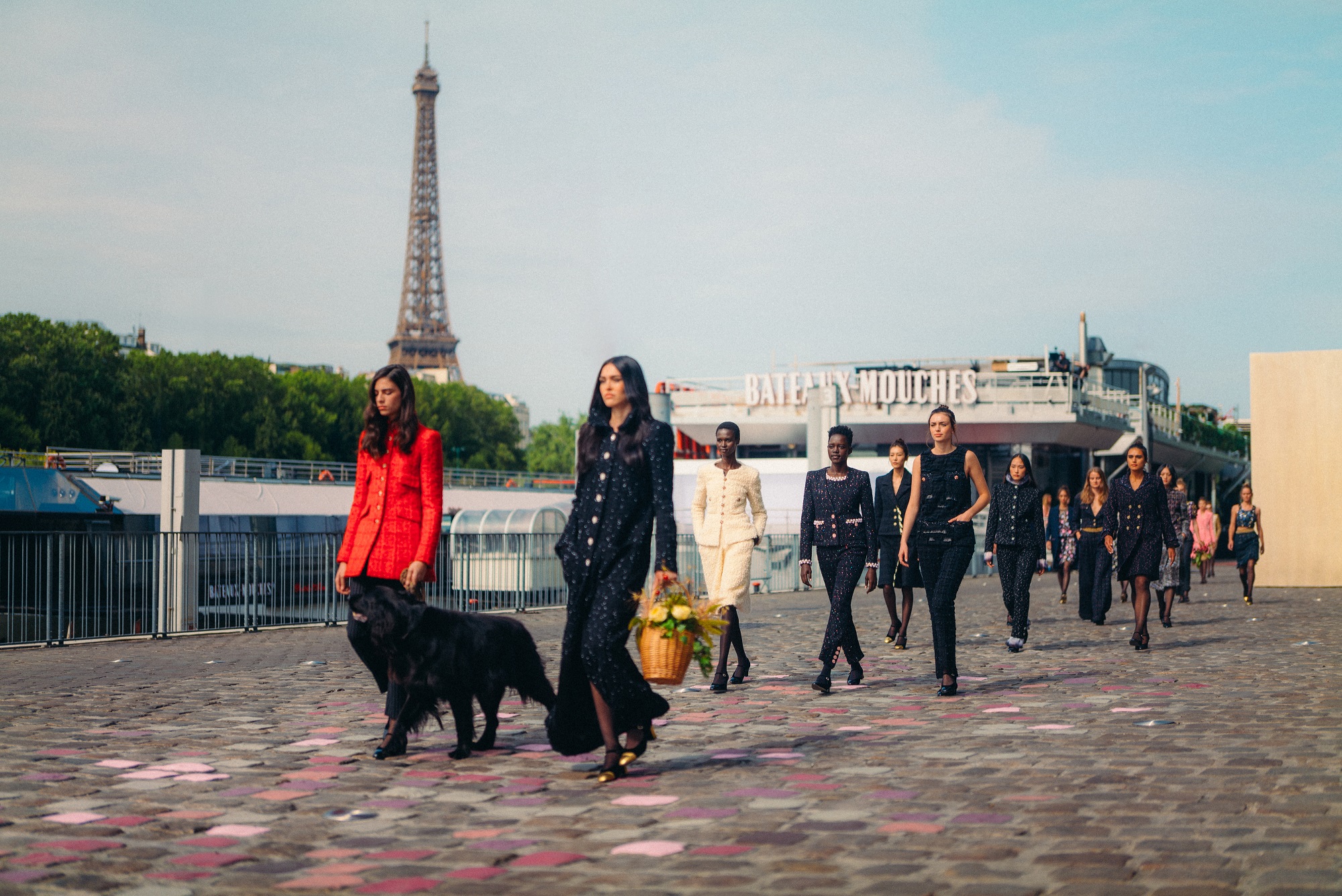Chanel: H Haute Couture συλλογή AW23 αποθεώνει το τολμηρό στιλ της σύγχρονης Παριζιάνας