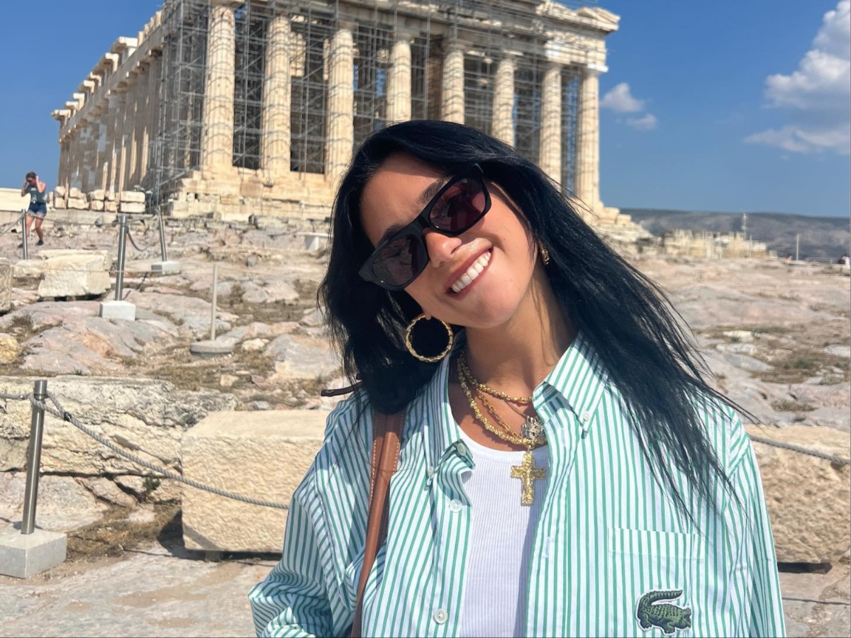 H Dua Lipa ήρθε διακοπές στην Ελλάδα. Τα must have που είχε στην βαλίτσα της