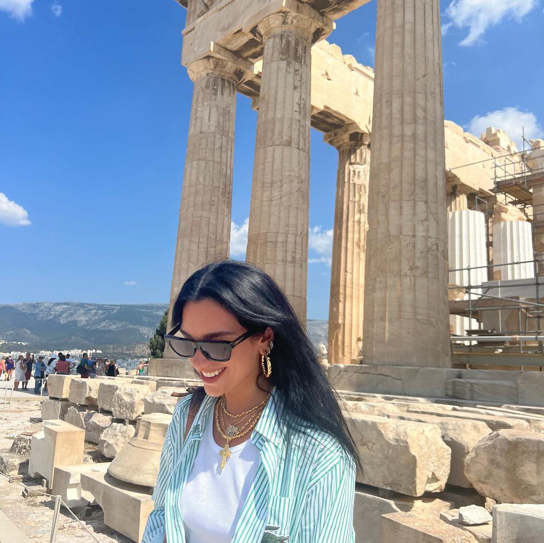 Dua Lipa: Μετά τη Σίφνο, στην Ακρόπολη - Δείτε τις Φωτογραφίες