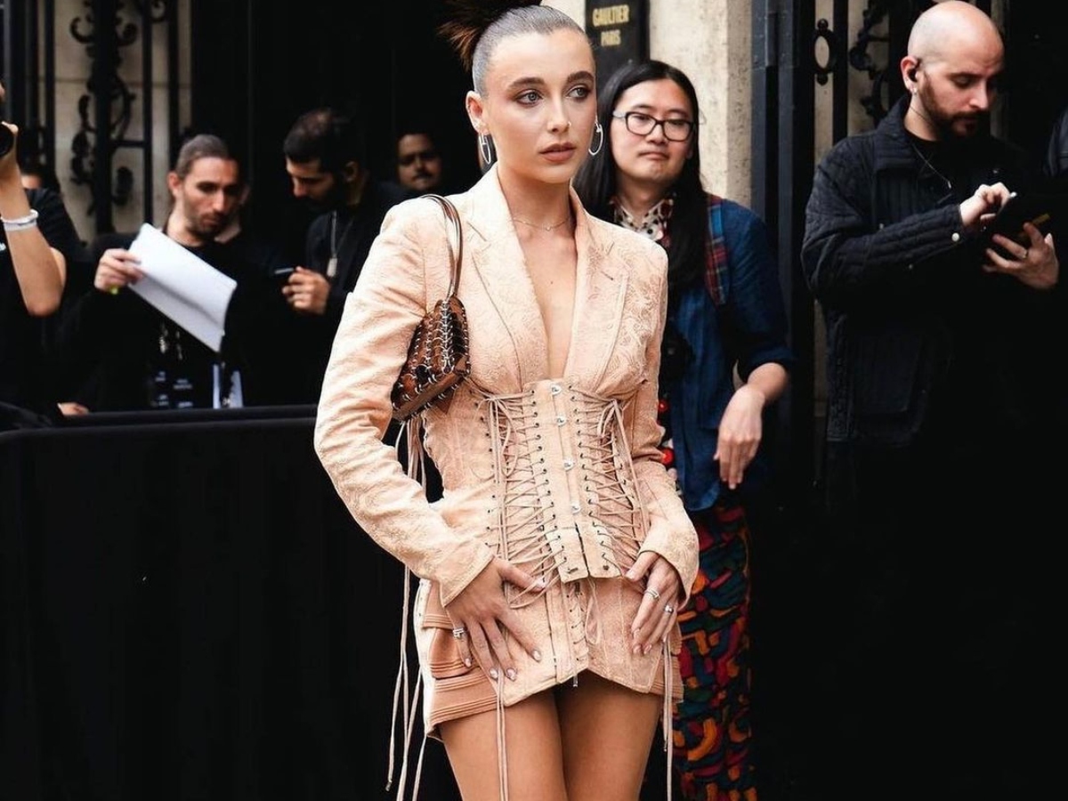 Emma Chamberlain: Στο show του Jean Paul Gaultier με μανικιούρ που θα σε εμπνεύσει αν αγαπάς τα nude looks