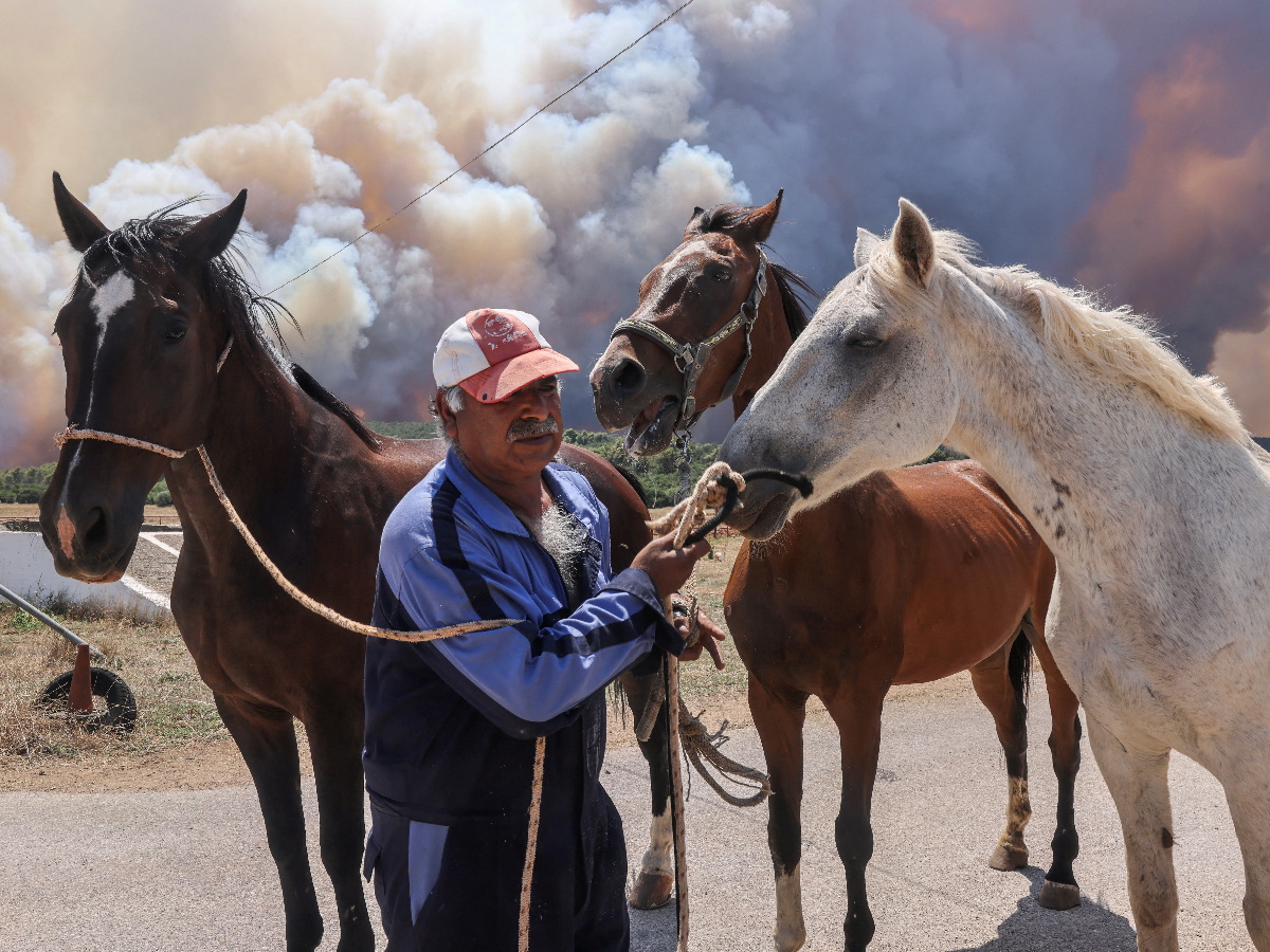 Φωτιά σε Δερβενοχώρια και Μάνδρα: Οι συγκλονιστικές φωτογραφίες του Reuters