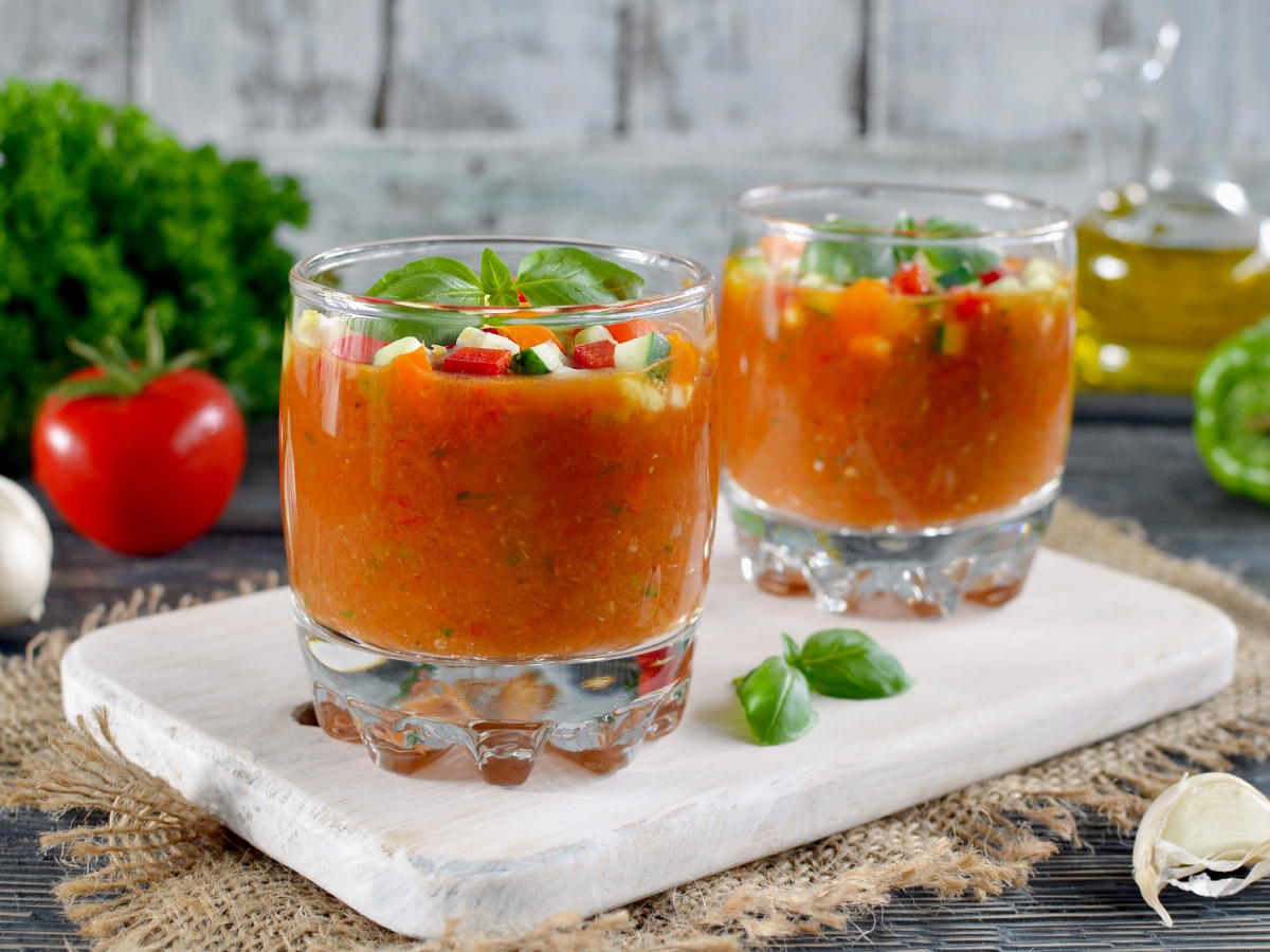 Συνταγή για δροσερή παραδοσιακή σούπα gazpacho