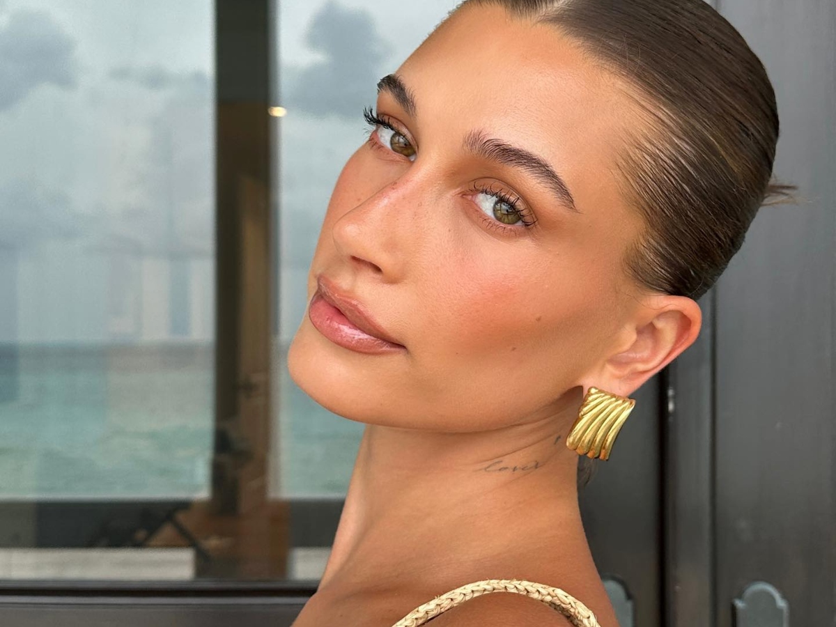 Hailey Bieber: Αποκαλύπτει βήμα – βήμα πώς δημιουργεί το τέλειο latte make up look