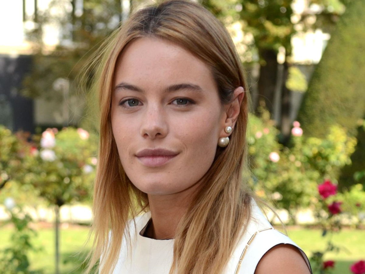 H Camille Rowe σου δείχνει πως να φορέσεις το τζιν σου στο πρώτο ραντεβού