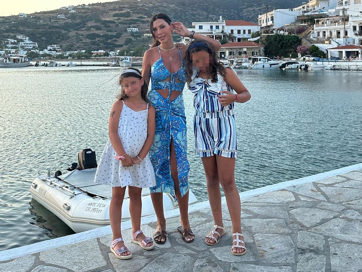 Ιωάννα Σρόιτερ: Ποζάρει με τις κόρες της, Νάντια και Παυλίνα στις διακοπές τους στην Σκύρο – Φωτογραφίες