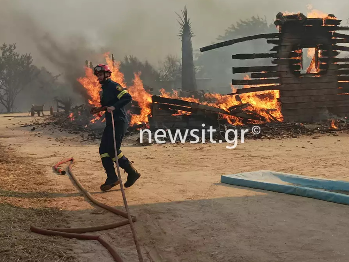 Φωτιά σε Κουβαρά, Λαγονήσι: Στις φλόγες ο Ιππικός Όμιλος – Δραματικές εικόνες από την επιχείρηση μεταφοράς των αλόγων
