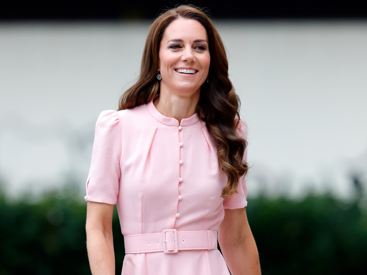 Kate Middleton: Στην τελευταία της εμφάνιση είναι super ανανεωμένη με wavy χτένισμα και τέλειες curtain bangs