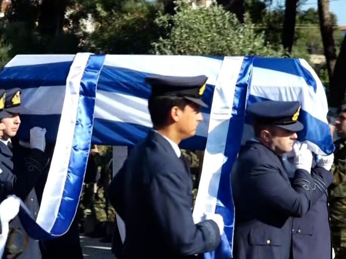 Πτώση Canadair: Σπαραγμός στην κηδεία του αδικοχαμένου Χρήστου Μουλά στα Χανιά